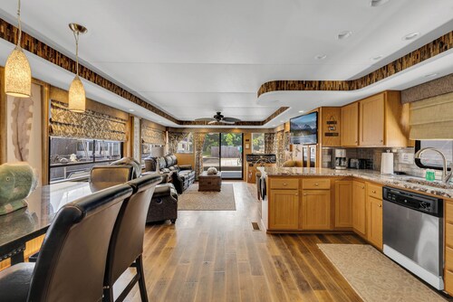 Tranquil Waterside Escape: TALES Premier Houseboat Rental on Center Hill Lake