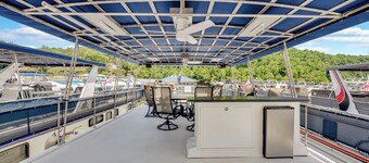 Tranquil Waterside Escape: Premier Houseboat Rental on Center Hill Lake