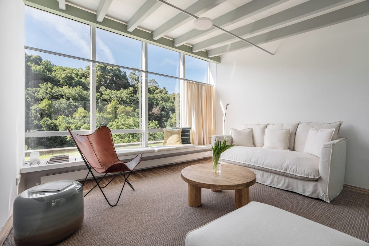 Dúplex, vistas al jardín | Zona de estar | Smart TV de 40 pulgadas con canales por cable