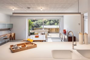 Villa | Cocina privada | Frigorífico pequeño, microondas, horno y placa de cocina