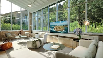 Apartamento superior | Zona de estar | Smart TV de 55 pulgadas con canales por cable