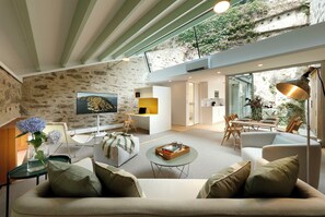 Signature-Apartment | Wohnbereich | 55-Zoll-Smart-TV mit Kabelempfang