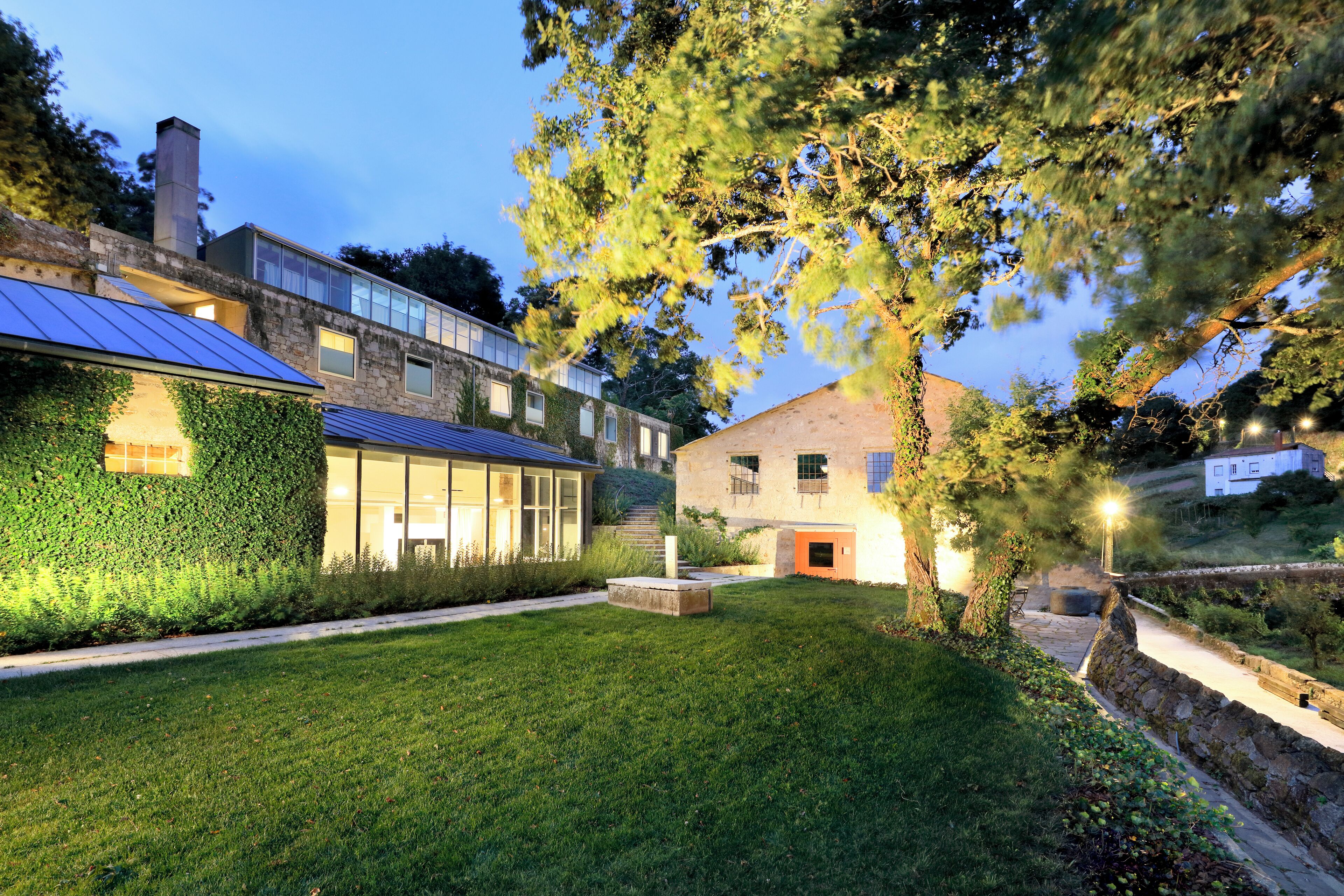 Facciata della struttura - sera/notte