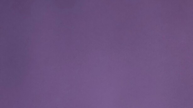 Eine schlichte, violette Wand.