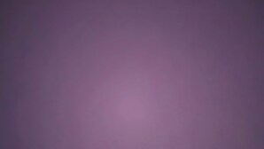 Ein schlichter, violetter Hintergrund ohne erkennbare Details.