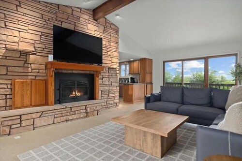 Montana Mansion: Theater, Gym, Arcade, Billiards