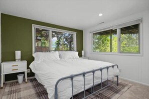 6 bedrooms, desk, travel cot, free WiFi