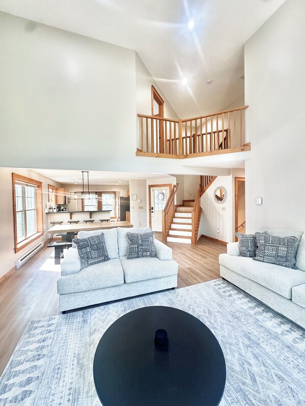 Smart TV, fireplace - 5 Beds ~1 Mile to Camelback with Pool, Fireplace, Firepit, BBQ, Game Room & more (Tannersville)