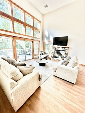 Smart TV, fireplace - 5 Beds ~1 Mile to Camelback with Pool, Fireplace, Firepit, BBQ, Game Room & more (Tannersville)