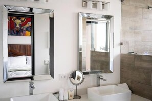 Shower, hair dryer, towels, soap - Quick walk to Cerritos Beach, private Hot tub, pool, gym, ocean & mountain VIEWS (Los Cerritos)