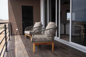 Terrace/patio - Quick walk to Cerritos Beach, private Hot tub, pool, gym, ocean & mountain VIEWS (Los Cerritos)