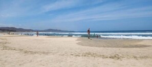 Espreguiçadeiras, toalhas de praia 