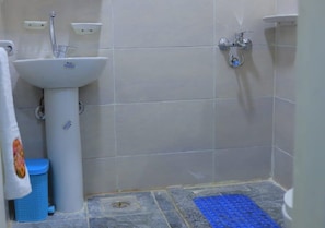 Brusehoved med spredningseffekt, gratis toiletartikler, hårtørrer