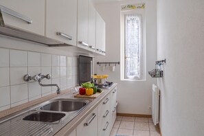 Coffee/tea maker, fridge, microwave, stovetop
