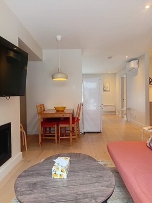 Smart TV, fireplace