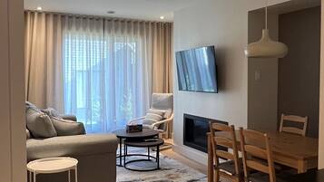 Smart TV, fireplace