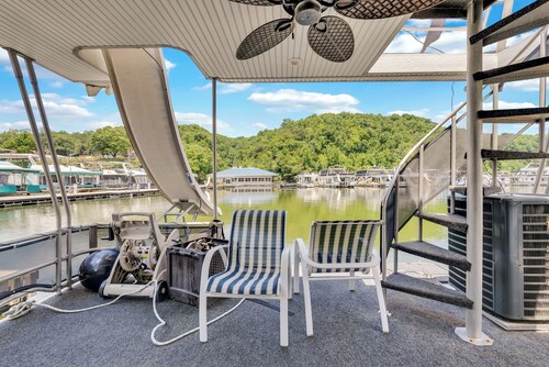 Luxurious Five Bedroom Houseboat Retreat on Center Hill Lake