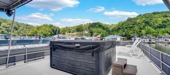 Luxurious Five Bedroom Houseboat Retreat on Center Hill Lake