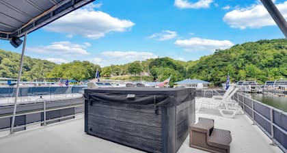 Luxurious Five Bedroom Houseboat Retreat on Center Hill Lake