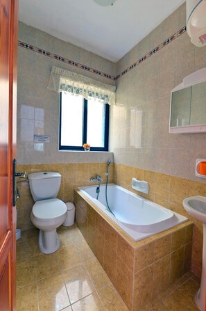 Apartment | Badezimmer | Komfortbadewanne, Handtücher, Toilettenpapier