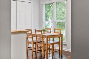 Dining - Modern Private Ranch•Very Fast WiFi•Vast Fenced Yard+Deck+Fire Pit! (Mint Hill)