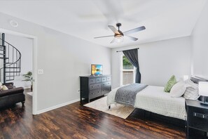 3 slaapkamers, een bureau, een strijkplank/strijkijzer, reisbedje