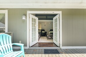 Terrace/patio - Modern Private Ranch•Very Fast WiFi•Vast Fenced Yard+Deck+Fire Pit! (Mint Hill)