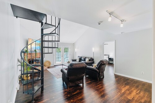 Modern Private Ranch•Very Fast WiFi•Vast Fenced Yard+Deck+Fire Pit!