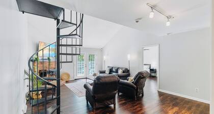 Modern Private Ranch•Very Fast WiFi•Vast Fenced Yard+Deck+Fire Pit!