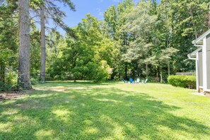 Property grounds - Modern Private Ranch•Very Fast WiFi•Vast Fenced Yard+Deck+Fire Pit! (Mint Hill)