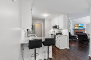 Fridge, microwave, oven, stovetop - Modern Private Ranch•Very Fast WiFi•Vast Fenced Yard+Deck+Fire Pit! (Mint Hill)