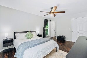 3 bedrooms, desk, iron/ironing board, travel crib - Modern Private Ranch•Very Fast WiFi•Vast Fenced Yard+Deck+Fire Pit! (Mint Hill)