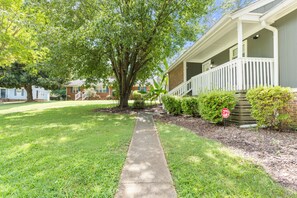Exterior - Modern Private Ranch•Very Fast WiFi•Vast Fenced Yard+Big Deck+Fire Pit! (Mint Hill)