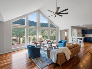 Smart TV, fireplace - Mountain Escape! Views. Privacy. Beauty. (Shawnee)