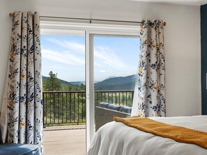 3 bedrooms, iron/ironing board, travel crib, free WiFi - Mountain Escape! Views. Privacy. Beauty. (Shawnee)