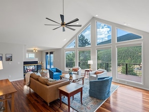 Smart TV, fireplace