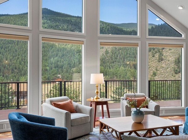 Smart TV, fireplace - Mountain Escape! Views. Privacy. Beauty. (Shawnee)