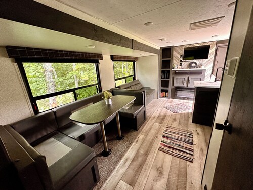 Lake Life- Easy & Comfortable in this Cozy 2-bedroom RV with WiFi & AC 