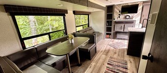 Lake Life- Easy & Comfortable in this Cozy 2-bedroom RV with WiFi & AC