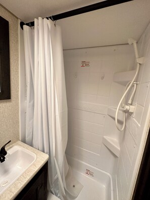 Hiustenkuivaaja, pyyhkeet, saippua, sampoo