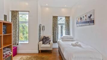 House | 1 bedroom, iron/ironing board, free WiFi, bed sheets