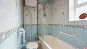 A bathroom with a toilet, shower, and bathtub. - Ideal for a Longer Stay or Contractor, Sleeps 1-4 (Cleckheaton)