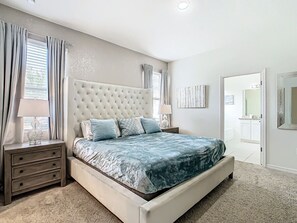 7 habitaciones, escritorio y tabla de planchar con plancha 