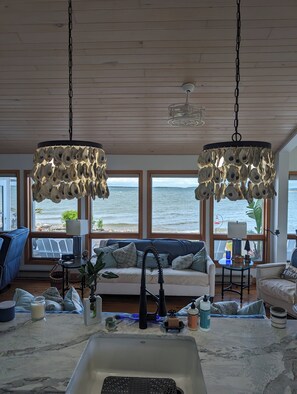 Living area - Charming cottage with amazing views St Mary's River in De TourVillage (De Tour Village)