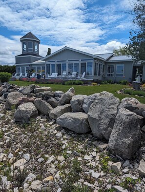 Exterior - Charming cottage with amazing views St Mary's River in De TourVillage (De Tour Village)