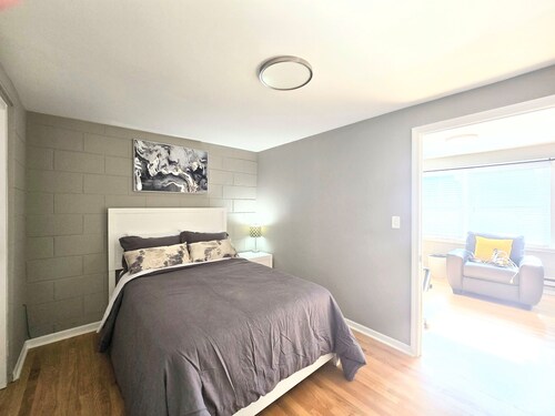 Sunny, Stylish 1BR in Historic Beverly Perfect for Travel Pros -3 Beds