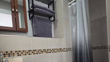 Secadora de cabello, toallas, jabón, shampoo