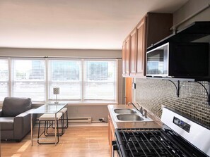 Kylskåp, mikrovågsugn, ugn och spishäll