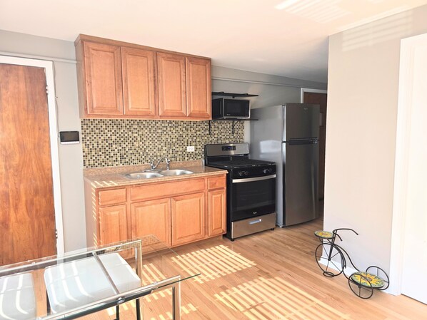 Réfrigérateur, four à micro-ondes, un four, surface de cuisson