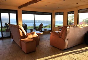 Smart TV - Quaint farmhouse with WiFi in Tierras Morenas, Costa Rica Lake Arenal (Tierras Morenas)